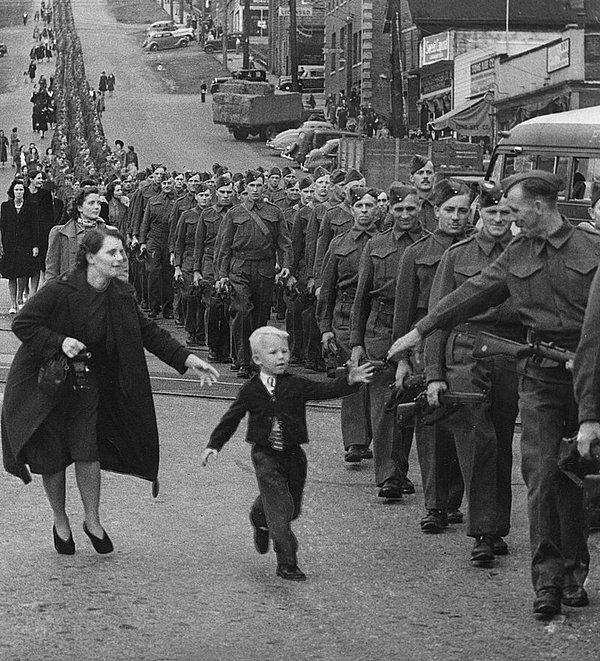 1. "Beni bekle babacığım." 1 Ekim 1940. Bu küçük çocuk, babasının yanına gitmek için koşuyor ve annesi, ona engel olamıyor.