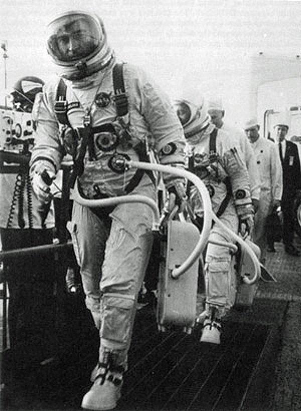 6. Astronot Young ve Grissom 1965 yılında ilk insanlı Gemini Projesi için asansöre yürüyorlar.