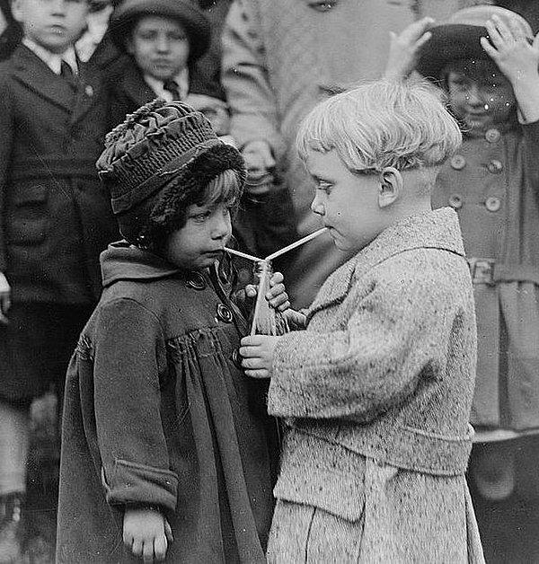 10. Yakında bir yerlerde nezaket hep vardır. 1922 yılından bu fotoğrafta 2 çocuk Beyaz Saray'da içeceklerini paylaşıyor.