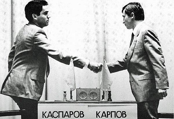 11. Efsane satranç ustaları Gary Kasparov ve Anatoly Karpov, 1985 yılında düzenlenen maç öncesi: