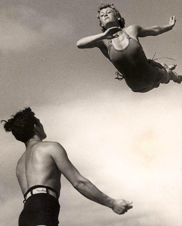 12. 1937'de Hollanda'dan bir kare. Bir adam, kırlangıç dalışı yapan bir kadını yakalamayı bekliyor.