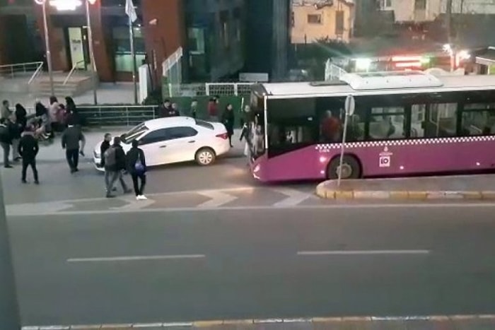 Hatalı Park Eden Aracı Otobüs Yolcuları Düzeltti!