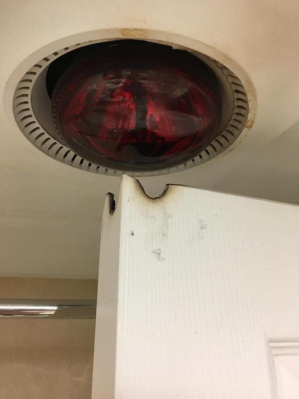 2. "Otel odamda bulunan banyomdaki ısıtıcı lamba vs duş kapısı."