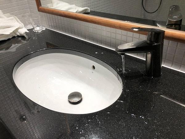 14. "Helsinki’deki otel odamda bulunan lavabo."