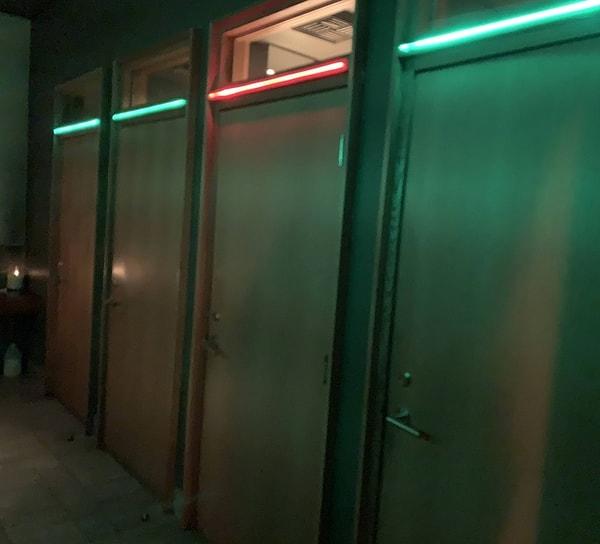 17. Bu restoranın tuvaletleri dolu olduklarında ışıkları değişir.