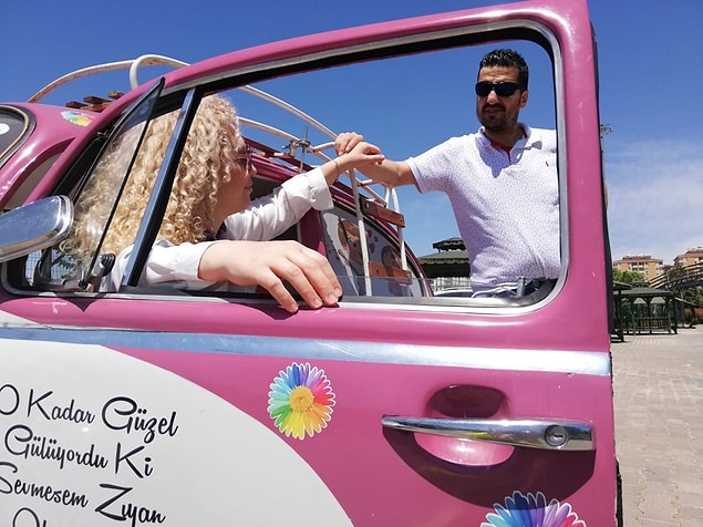 Anne Dilek Ertay da bu sevdaya bir bibloyla düştüklerini ve bu rengin kendilerine psikolojik olarak iyi geldiğini anlatıyor. Yavaş yavaş hem dekorlarda hem de kıyafetlerinde pembe rengi kullandıklarını da ekliyor.