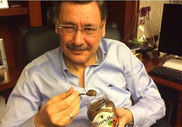 Ankara'nın eski belediye başkanı Melih Gökçek, sosyal medyayı ilk günden beri çılgınca kullanan isimlerden bildiğiniz gibi. Özellikle emekli olduktan sonra Twitter'da daha fazla vakit geçirmeye başladı.