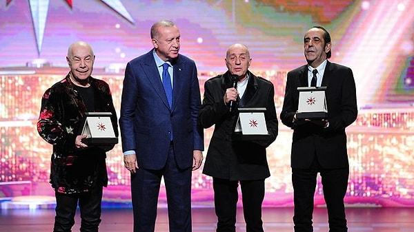 Ödül törenine Cumhurbaşkanı Erdoğan'ın açıklamalarının yanı sıra, Mazhar Alanson'un samimi konuşması da damga vurdu.