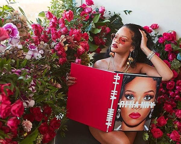 12. Rihanna, seksi bir şekilde kitap okuma pozunu yeniden gündeme getirdi.