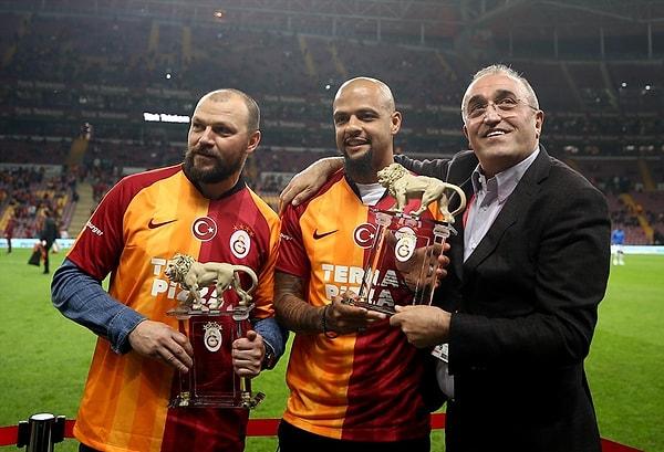 Galatasaray, eski futbolcuları Felipe Melo ve Tomas Ujfalusi’ye MKE Ankaragücü maçı öncesinde kulübe sağladıkları katkılardan dolayı plaket verdi.