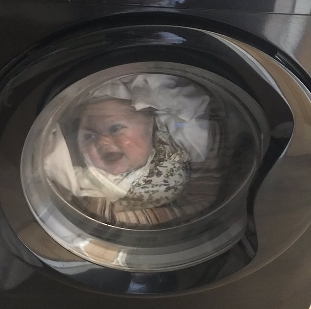 15. "Gecenin köründe çamaşır makinesinin yanından geçerken bu tişörtü gördüm."