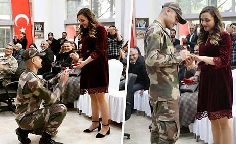 Yemin Töreni Sırasında Kız Arkadaşına Evlenme Teklifi Eden Asker!