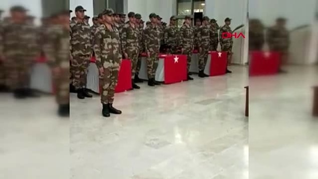İl Jandarma Komutanlığı Hizmet Muhafız Bölüğü'ndeki törende komutanına tekmil veren asker Anıl Cafer Aralık, “Komutanım bir maruzatım var” diyerek, sıralarda oturan kız arkadaşı Bilay Çınar'a döndü, "İyi günde, kötü günde hastalıkta ve sağlıkta, darlıkta ve yoklukta" dizelerini sıraladı.