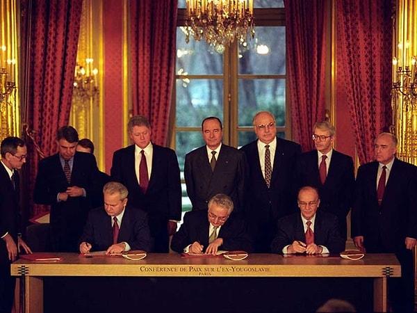 2002 - Yugoslavya Federal Cumhuriyeti Parlamentosu, Bosna-Hersek'te 43 ay süren savaşa son veren Dayton Barış Anlaşması'nı yedi yıl sonra onayladı.