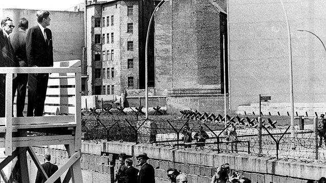 1963 - Berlin Duvarı, ilk defa Batı Berlinlilere, Doğu'da kalan akrabalarını bir günlüğüne ziyaret edebilmeleri için açıldı.