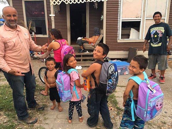 9. Bu yardımsever insanlar, çantaları okul araç gereçleri ve peluş oyuncaklarla doldurup çocuklara verdi.