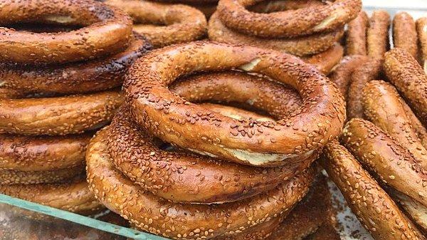 Simit Türk sokak lezzetlerinin belki de en popüler olanı. Tarihi simit fırınları, bölgelere göre değişen lezzetleri ve genellikle sokakta satılmasıyla ülkemizin sembollerinden.