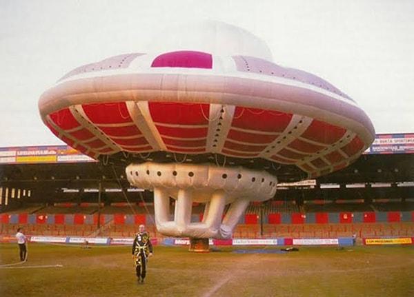 5. 1 Nisan 1989'da milyarder Richard Branson UFO gibi görünen bir sıcak hava balonu tasarladı ve indiğinde yakınlardaki herkes korksun diye içine E.T. gibi giyinmiş bir cüce yerleştirdi.