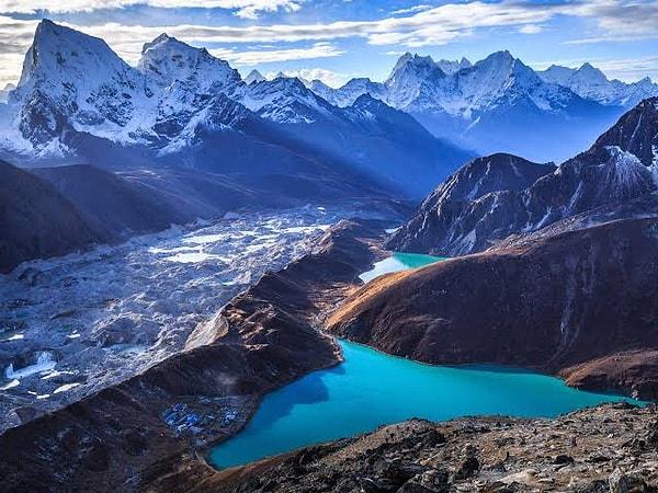 8. Hindistan 40 milyon yıl önce Tibet'e çarpana kadar aslında bir adaydı. Bu çarpmanın etkisiyle Himalayalar ortaya çıktı ve her yıl 2 cm daha yükselmeye devam ediyorlar.