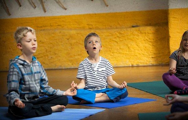 Öğretmenler çocukların sinir sisteminin nasıl çalıştığına çok dikkat ediyor ve meditasyon yapmakta zorlanan çocuklara yardım ediyorlar.