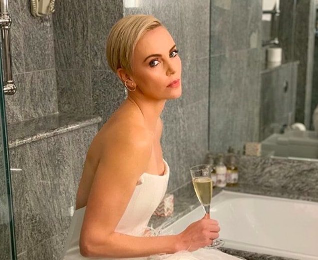 Başarılı oyunculuğu ve buğulu güzelliği ile adından sıkça bahsettiren Charlize Theron, aslında çok zor bir çocukluk yaşamış.