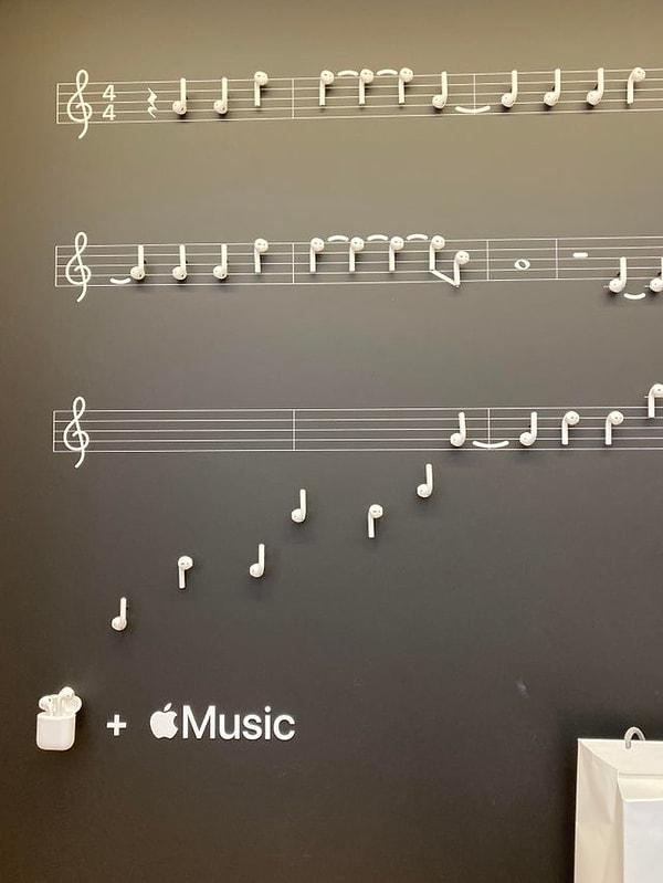 3. "Bir Apple mağazasında kulaklıkları böyle gösteriyorlardı."