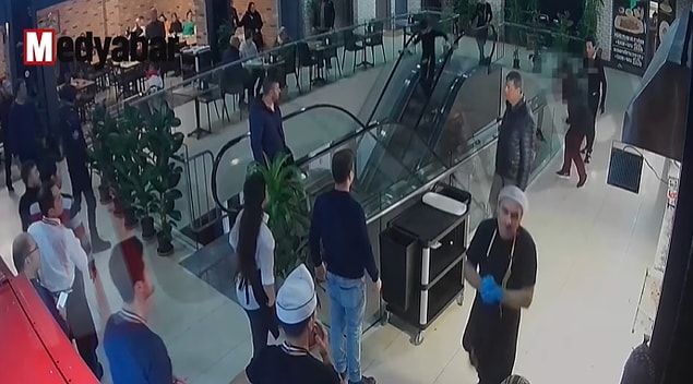 Güvenlik kameralarına anbean yansıyan olayda darp edilen garsonun ifadesine göre, yoğunluk nedeniyle hızlı servis yapmak isteyen İ.A.'nın ayağı oyun oynayan bebeğin pusetine takılınca bebek aniden dengesini kaybederek yere oturdu.