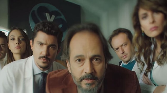 İşte karşınızda Ateş Hekimoğlu ve ekibi. Enfeksiyon hastalıkları üzerine çalışan Ateş o kadar yetenekli ki; onun için bir Tanı Departmanı kurulmuş. Özel bir hastanede, sadece gizemli vakalara bakıyorlar.