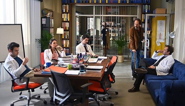 Emre, Zeynep ve Mehmet Ali'nin farklı uzmanlıkları var. Hep beraber beyin fırtınası yaparak vakaları çözmeye çalışıyorlar. Ateş'e sevgi ve saygı besledikleri söylenemez.
