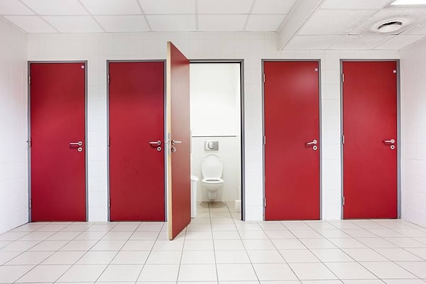 Опрос Protecting.co.uk, проведенный в июле 2019 года в восьми городах Великобритании, показал, что некоторые люди проводят на работе до 28 минут в ванной комнате. StandardToilet надеется, что их туалеты, установленные на стене, решат эту проблему.