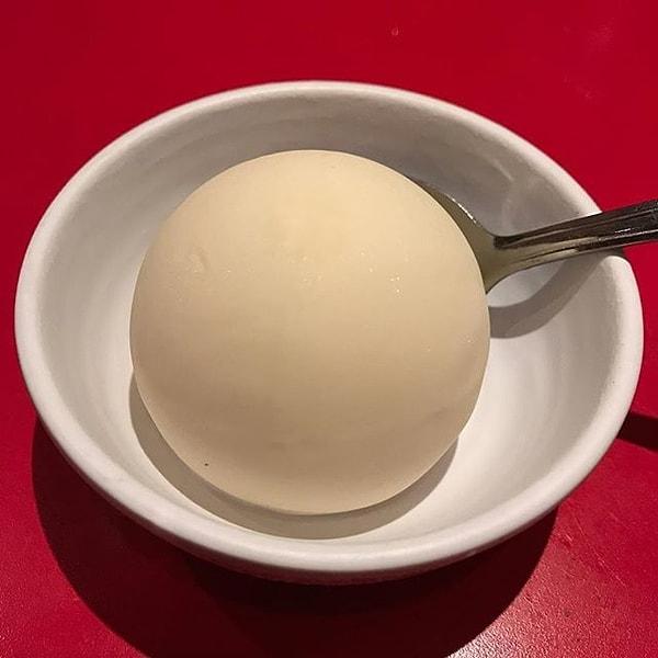 10. Özene bezene hazırlanmış dondurma topu: