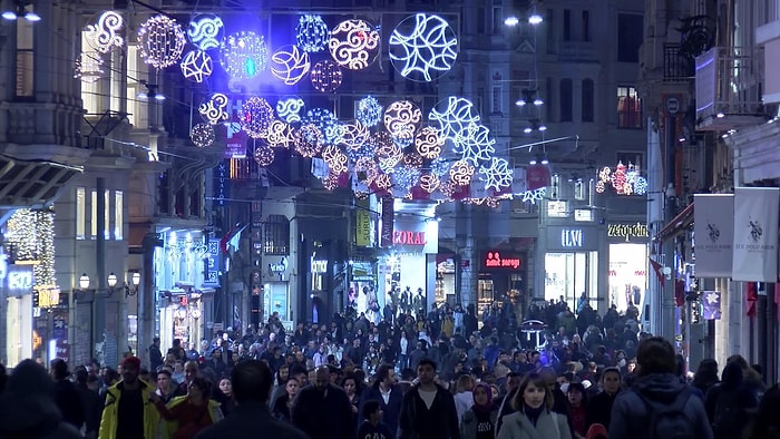 Yılbaşında İstiklal Caddesi'ne Pompa ile Gül Kokusu Sıkılacak