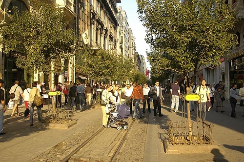 Yılbaşında İstiklal Caddesi'ne Pompa ile Gül Kokusu Sıkılacak