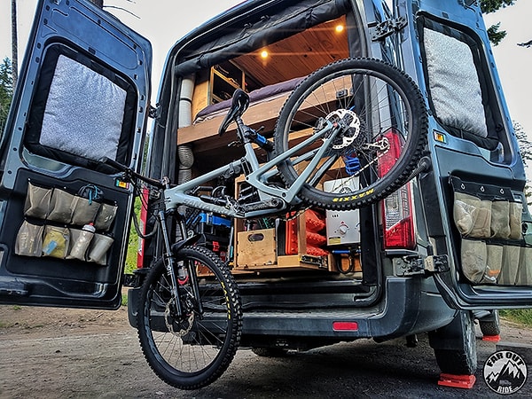 «Стоимость всего этого на самом деле зависит от качества материалов и ваших возможностей. Некоторые тратят менее 1000 долларов, другие - около 30 000 долларов. Мы хотели, чтобы в нем было удобно».