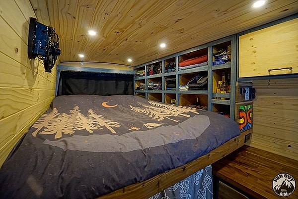 Изабель и Антони обеспечили караван всем необходимым. В нем есть духовка, унитаз, холодильник, обогреватель.