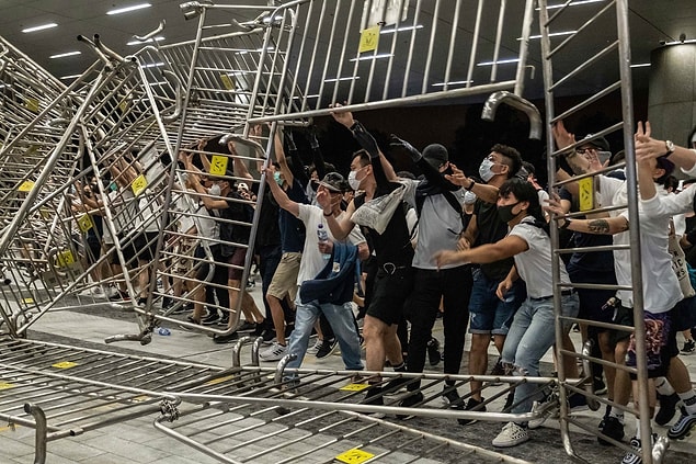 1. Hong Kong'da milyonların sokağa döküldüğü protestolardan bir kare...