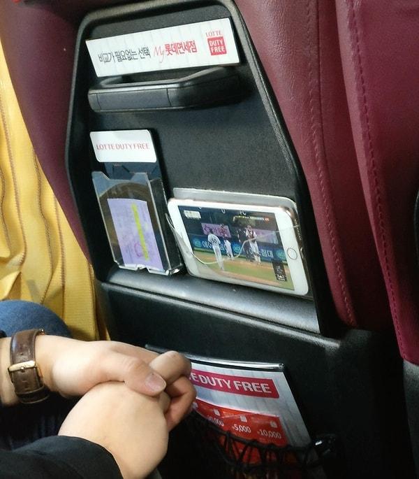 13. Bu şeffaf cepler sayesinde Seoul otobüslerinde film izleyebilirsiniz.