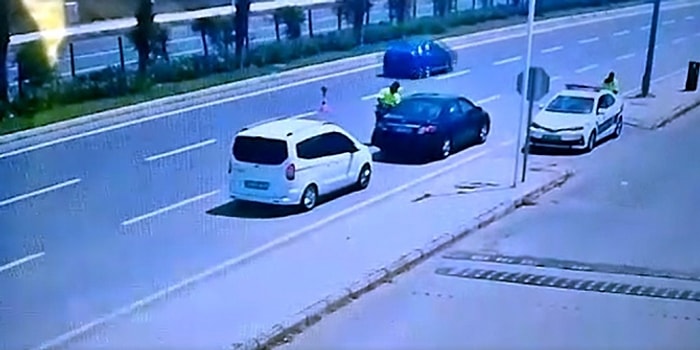 Otomobiliyle Seyir Halindeyken Kalp Krizi Geçiren Sürücüyü Trafik Polisi Kurtardı!