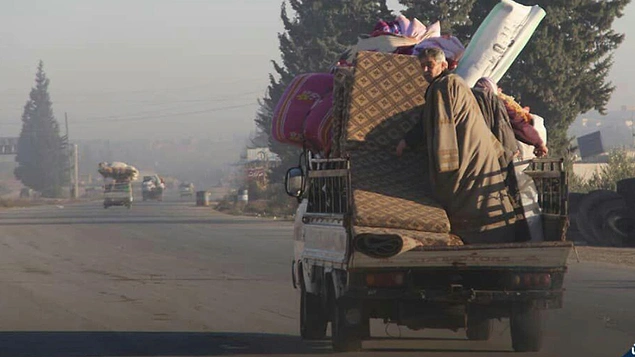 Suriye'den Türkiye Sınırına Yeni Göç Dalgası: En Az 80 Bin Kişi Evlerini Terk Etti