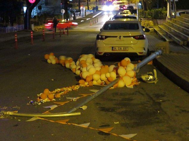Kadıköy'de aydınlatma direği devrildi