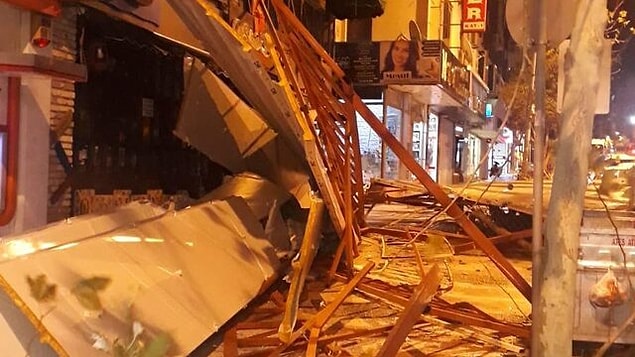 Manisa'da dershanenin çatısı uçtu