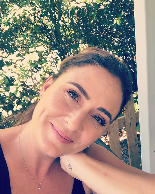 Bunda elbette doğal güzelliğinin, estetikten uzak duruşunun ve kendini bırakmamasının etkisi var.