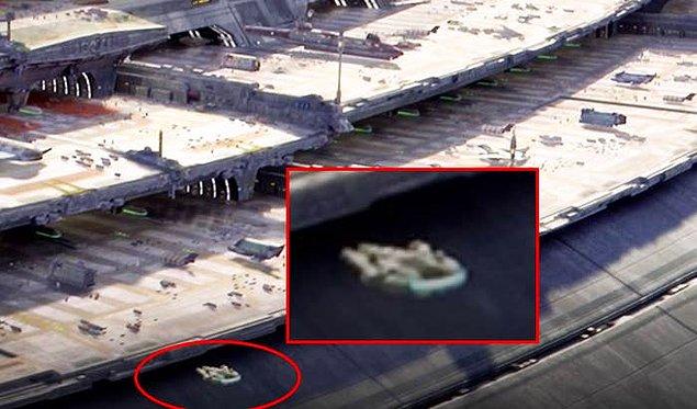 2. Revenge of the Sith'te, tıpkı Millenium Falcon'a benzeyen bir YT-1300 yük uçağını hangara girerken görebilirsiniz.