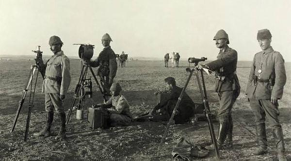 1916 - I. Dünya Savaşı: Megdaba Muharebesi'nde, Birleşik Kuvvetler Sina yarımadasında bir Türk garnizonunu ele geçirdiler.