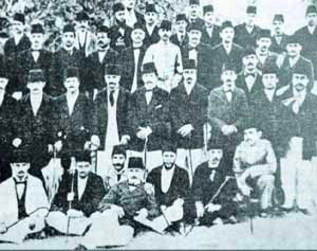 1907 - Paris'te 2. Jön Türk Kongresi yapıldı. Sonuç bildirgesinde Sultan Abdülhamit yönetimi eleştirildi.