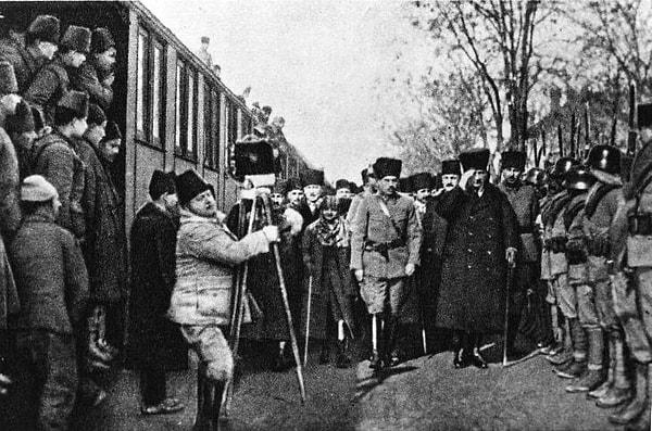 1919 - Samsun'da ateşlediği kurtuluş mücadelesinin ardından Erzurum ve Sivas kongrelerini toplayan Mustafa Kemal Paşa, Heyet-i Temsiliye üyeleriyle Sivas'tan Ankara'ya geldi.