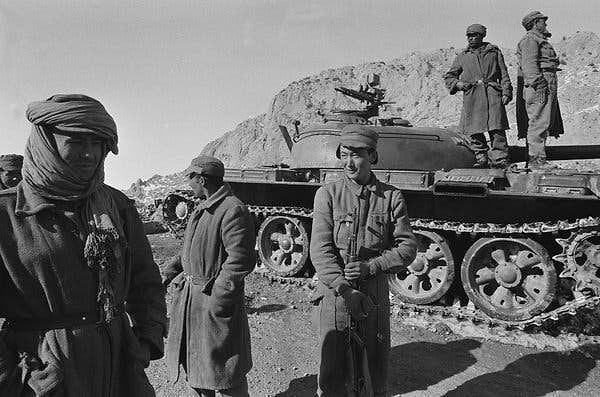 1979 - Özel eğitimli bir Sovyet birliğinin Kabil Havaalanı'nı ele geçirmesinin ardından, Kabil'deki Afgan Hükümeti devrildi. Afganistan Devlet Başkanı Hafızullah Amin görevinden uzaklaştırıldı ve öldürüldü. 10 yıldan fazla sürecek iç savaş başladı. Afganistan'ın başına Babrak Karmal getirildi.