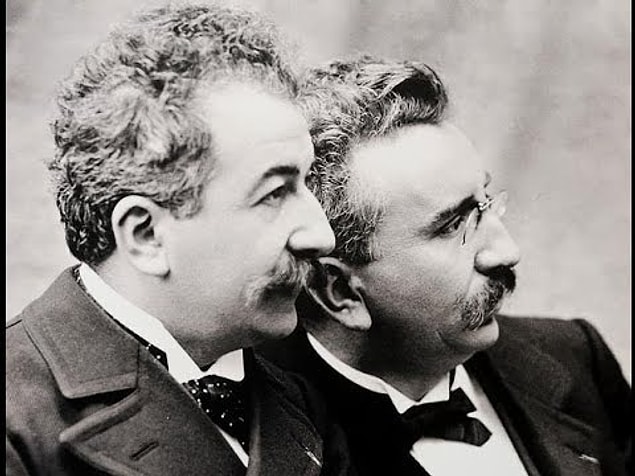 1895 - Lumière kardeşler, Paris'te Boulevard des Capucinesdeki Grand Cafede izleyiciden ücret alınan ilk gösterimlerini yaparak dünyanın ilk gerçek sinema gösterisini gerçekleştirmiş oldular.