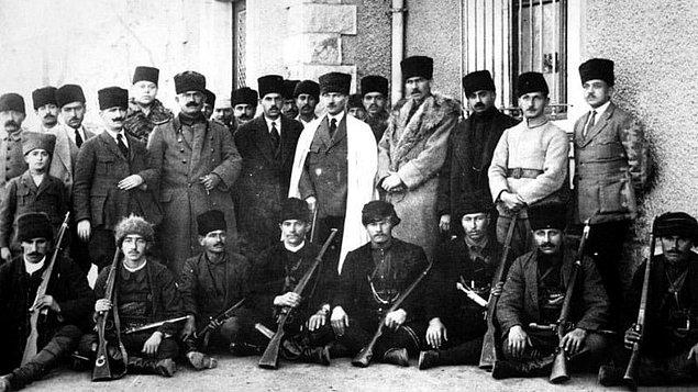 1921 - İsmet Paşa'nın komutası altına girmeyi kabul etmeyen Çerkez Ethem, Kütahya'da Millî Kuvvetlere karşı saldırıya geçti.