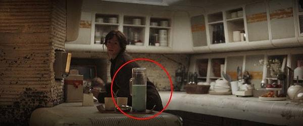 12. Rogue One'da, Erso ailesinin mutfak tezgahında, adı kötüye çıkmış mavi sütü görebilirsiniz.